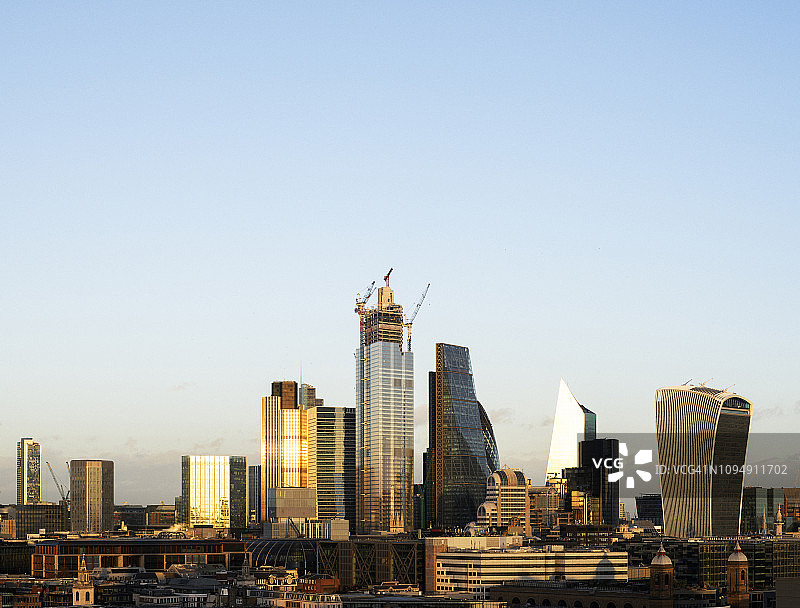 日落时分伦敦金融区的城市天际线图片素材