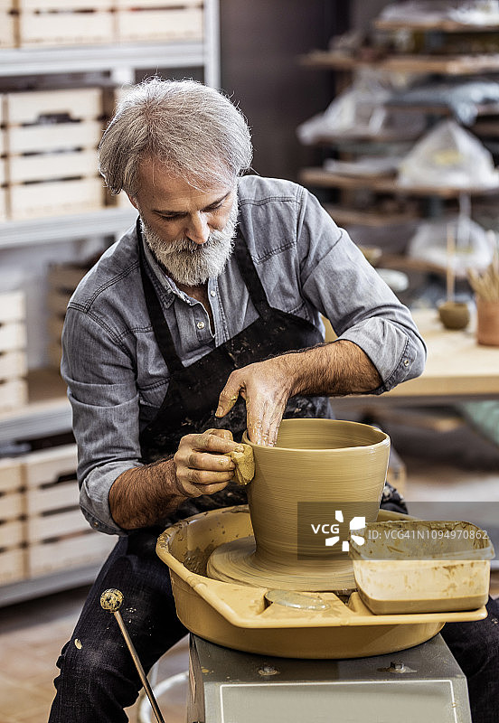 一个正在制作陶器的老人图片素材