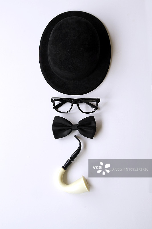 滑稽脸由帽子、眼镜、蝴蝶结和烟斗组成图片素材