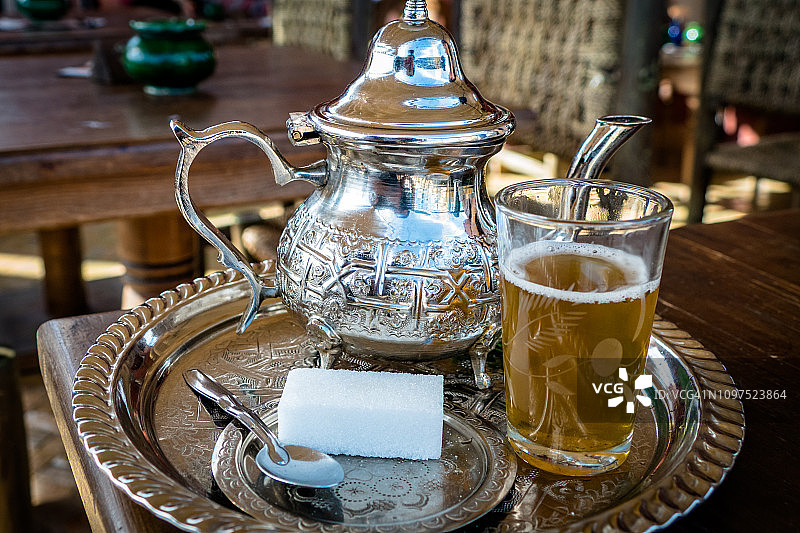 来自摩洛哥马拉喀什的传统薄荷茶饮料图片素材