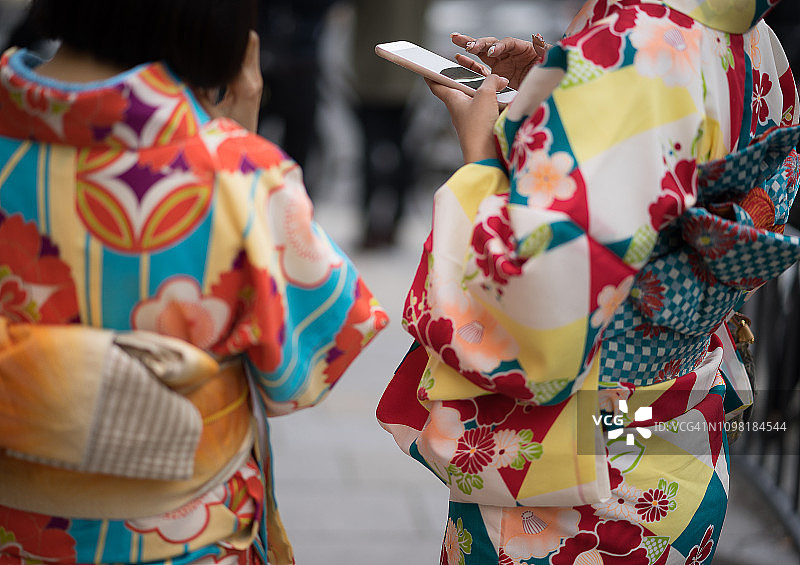 美丽多彩的日本传统服饰和服在日本京都图片素材