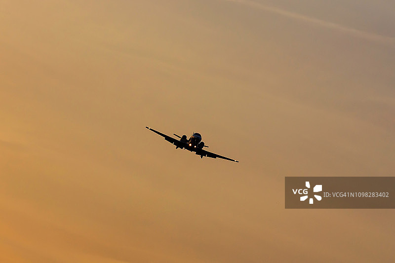 日落时天空中的飞机(Schönefeld，勃兰登堡/德国)图片素材