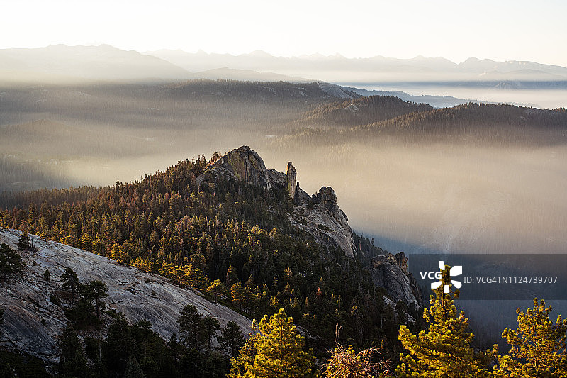 美国加州红杉国家公园，日出时烟囱岩后的烟雾山谷图片素材