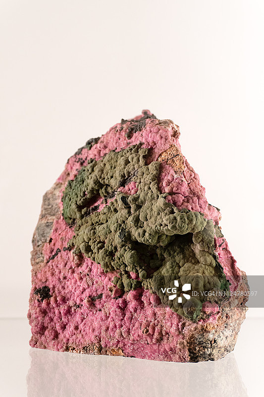 粉红色含钴碳酸盐上的深绿色层图片素材