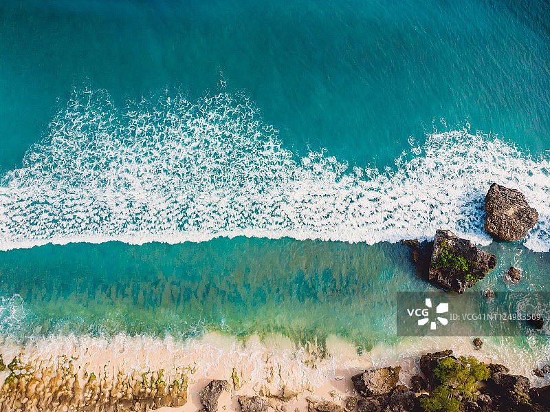 鸟瞰热带海滩与绿松石海水和波浪图片素材