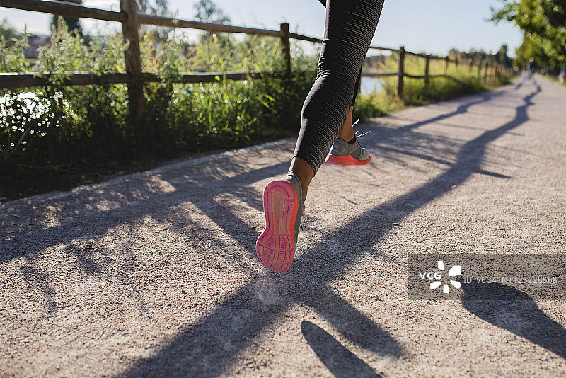 在小路上奔跑的女人的腿图片素材