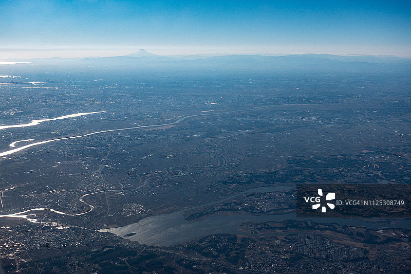 富士山和茨城县和埼玉县白天的飞机鸟瞰图图片素材