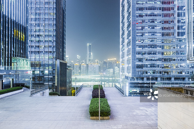 现代办公大楼之间空荡荡的广场图片素材