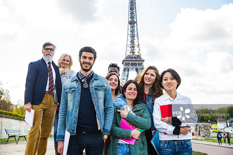 巴黎的学校旅行，户外课程，埃菲尔铁塔之旅图片素材