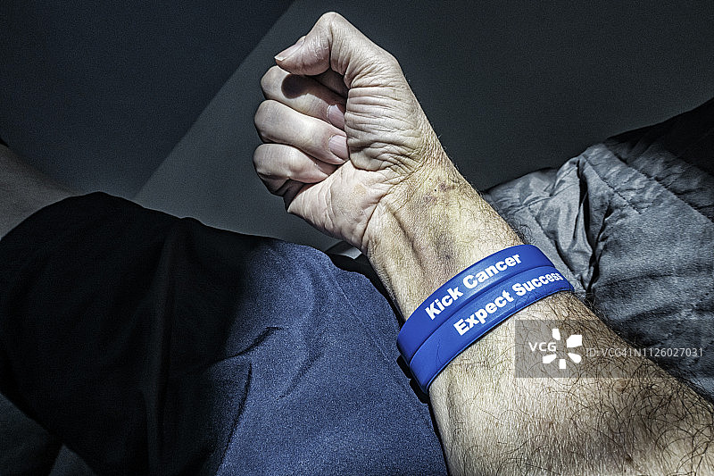 癌症患者拳头和踢癌症期望成功腕带图片素材
