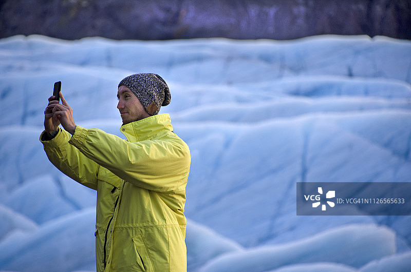 游客在冰岛冰川拍照图片素材