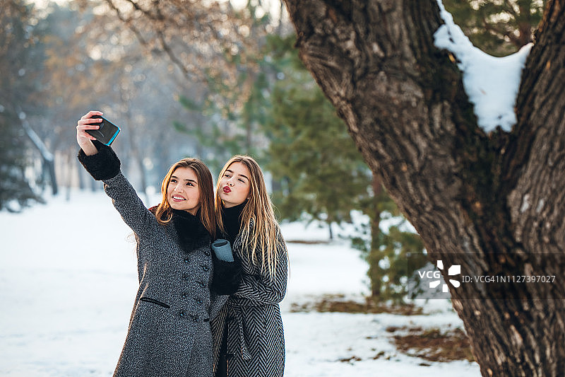 两个美女在雪地里自拍图片素材