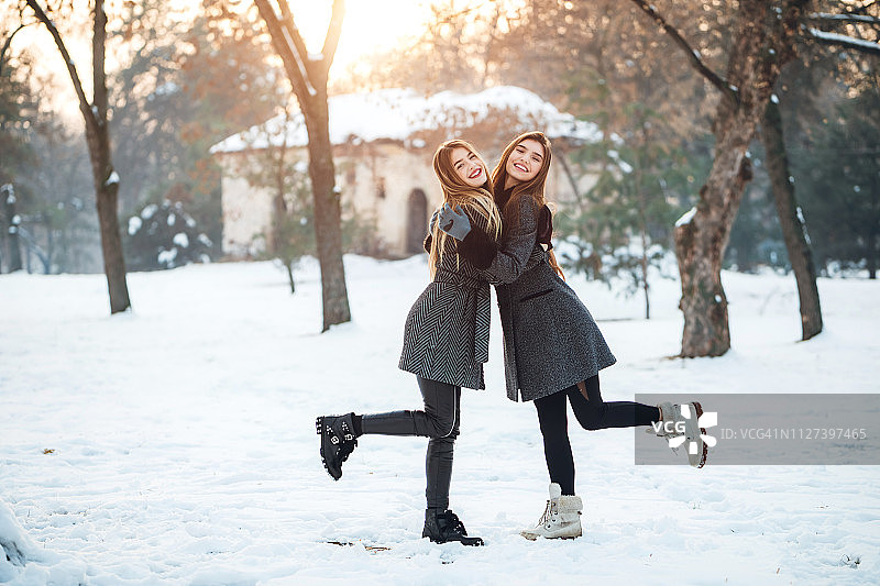 雪中两个美丽的女人图片素材
