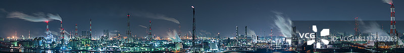 一个大型石化工厂的夜景图片素材