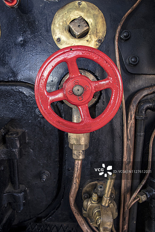 旧蒸汽机压力表的红色滚轮图片素材