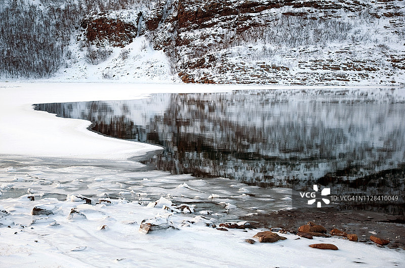挪威北部冰冻的塔姆峡湾图片素材