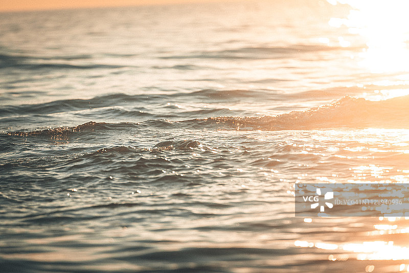 在南欧，海浪在美妙的日落中撞击图片素材