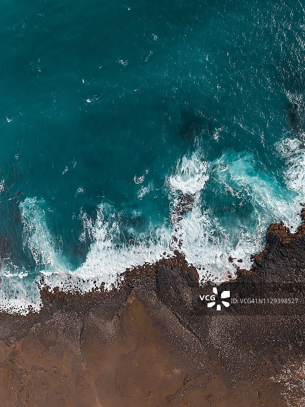 冰岛雷克雅内斯半岛海岸上的空中波浪图片素材