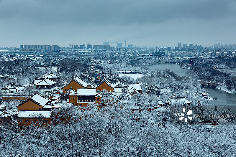 中国扬州白雪覆盖的寺庙图片素材