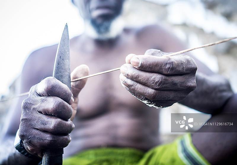 非洲渔民在海滩上手工工作图片素材