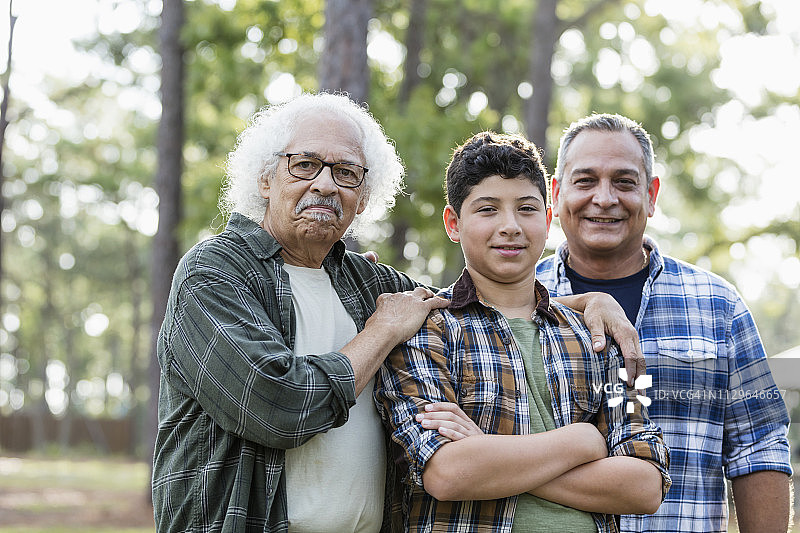 Multi-generation拉美裔家庭图片素材