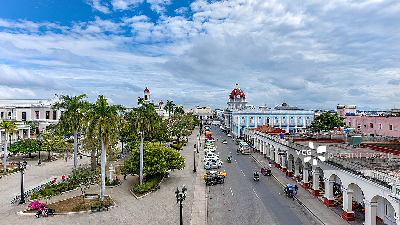 西恩富戈斯，古巴，何塞马蒂公园的广角视野图片素材