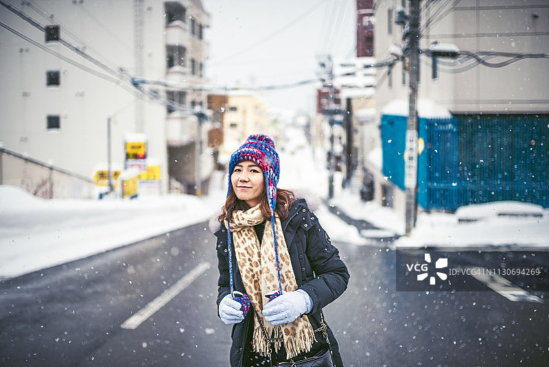 在小樽市街道拍摄的肖像图片素材
