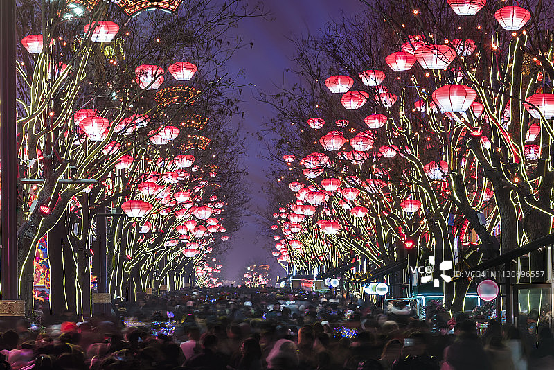 人群在景区庆祝春节/陕西西安，中国图片素材