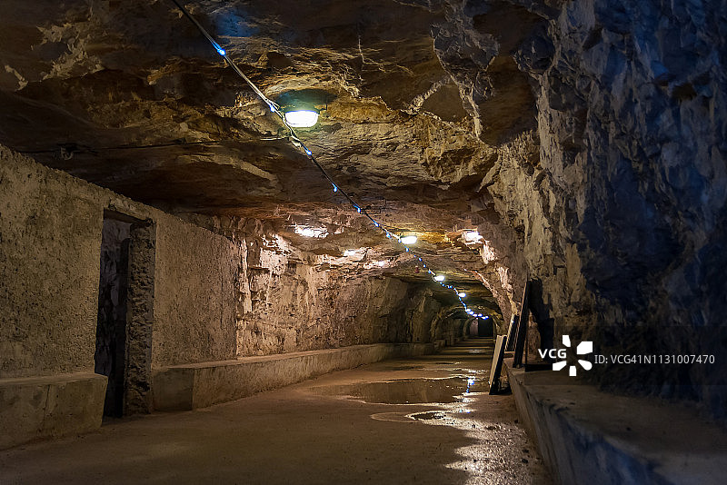 地下墓穴里的旧隧道图片素材