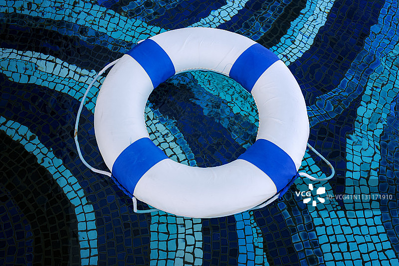 救生圈、救生圈或救生圈浮在游泳池上，用于救死扶伤。图片素材
