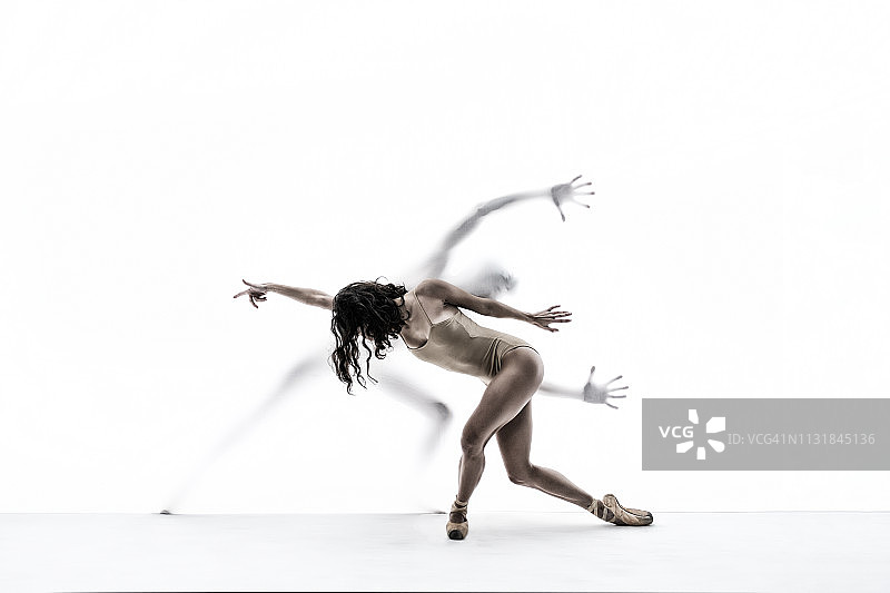 在白色窗帘前跳舞的芭蕾舞演员
白色窗帘后面跳舞的人图片素材