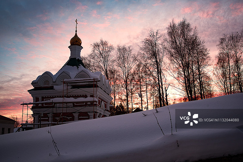 2019年2月，俄罗斯雅罗斯拉夫尔州梅什金市(鼠城)附近冰冻的伏尔加河上的日落图片素材