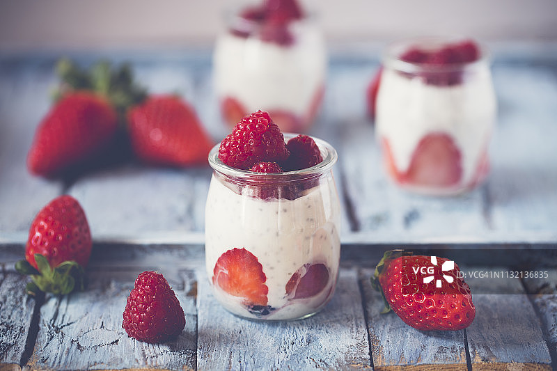 酸奶罐与奇亚籽，草莓和覆盆子图片素材