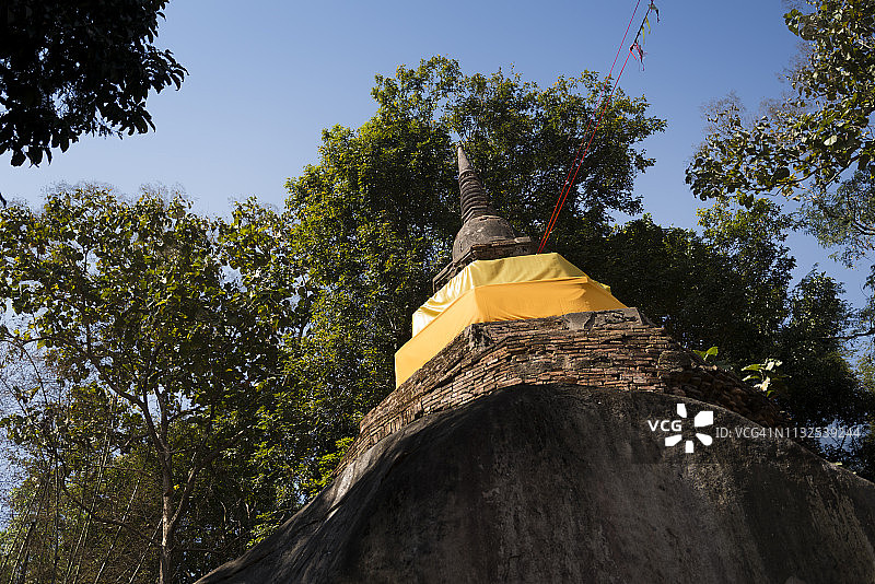 这座砖塔建在一座巨大的天然岩石上，位于清盛佛寺图片素材