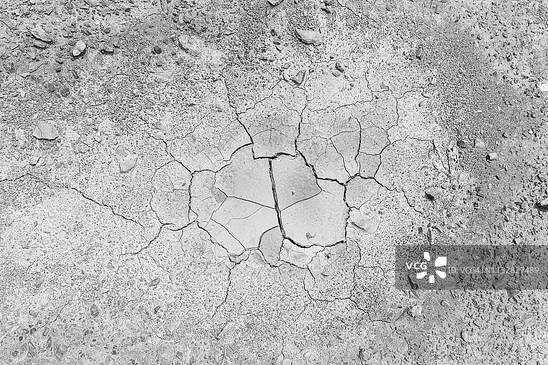在干旱期间，从上面看到的是石头和干裂的土壤。图片素材