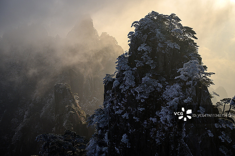 日出与云海在黄山黄山冬天图片素材