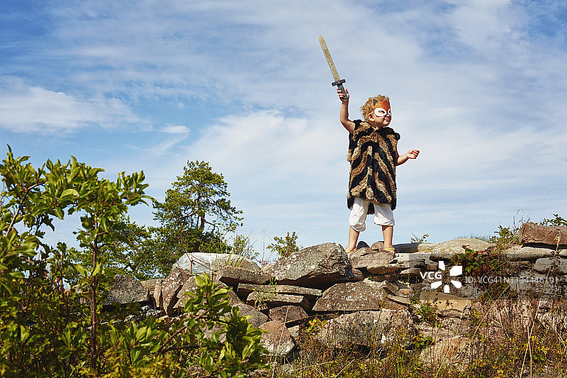手持木剑的女孩，鸡蛋园，瑞典图片素材