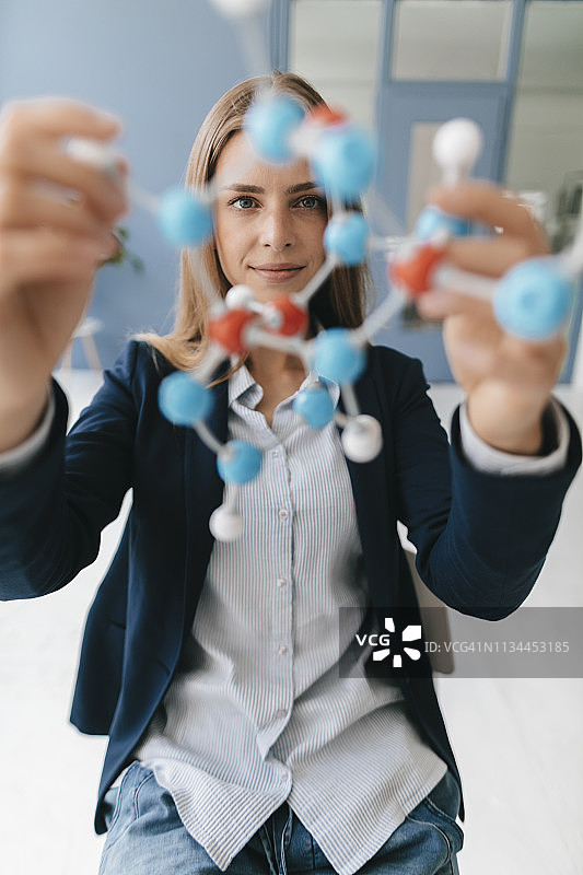 研究分子模型的女科学家图片素材