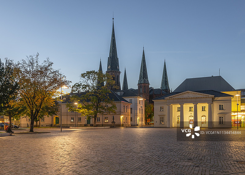 德国，下萨克森州，奥尔登堡，老城，斯科尔斯广场和圣朗伯蒂教堂的黄昏图片素材