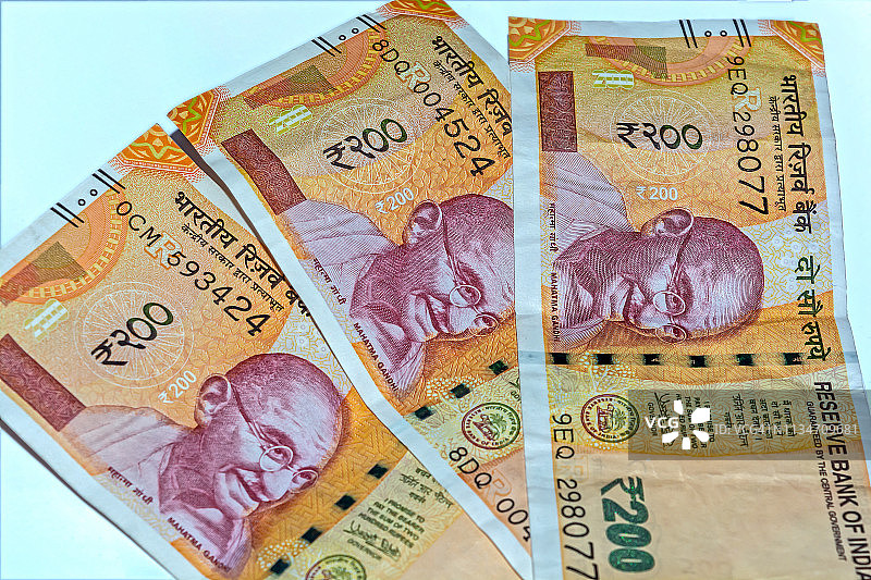 近距离拍摄的新200卢比印度货币在白色的背景。图片素材