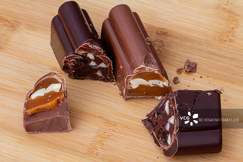 手工制作的焦糖和花生巧克力棒图片素材