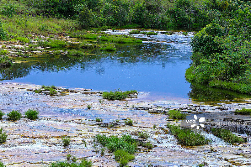 岩石上流淌的河流图片素材