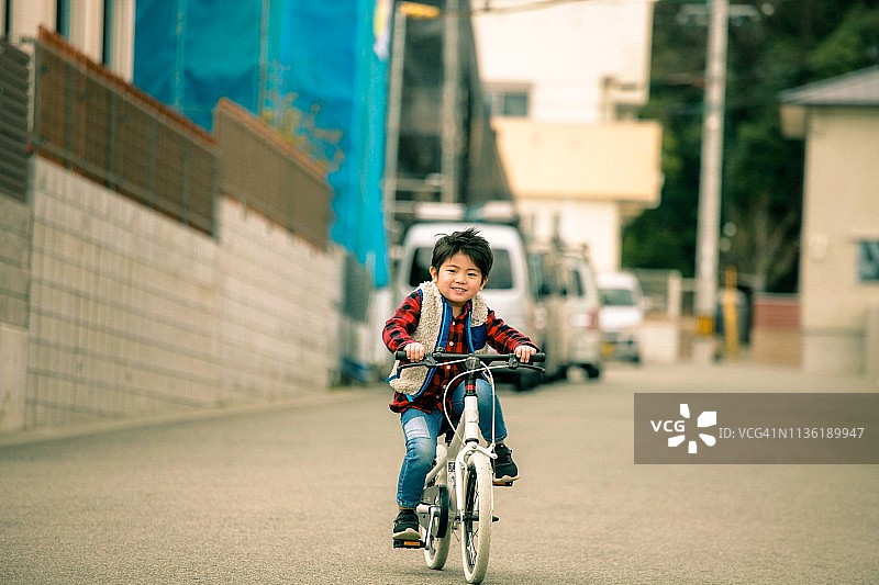 亚洲男孩喜欢自行车(4岁)图片素材