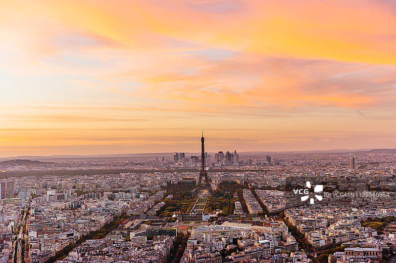 从空中俯瞰埃菲尔铁塔和巴黎的天际线图片素材