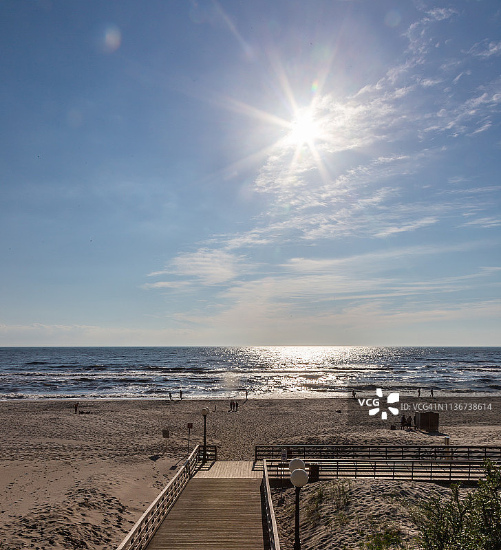 俄罗斯加里宁格勒地区扬塔尼镇沙滩上的日落图片素材