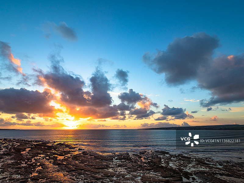 爱尔兰拉辛奇海滩上的日落图片素材