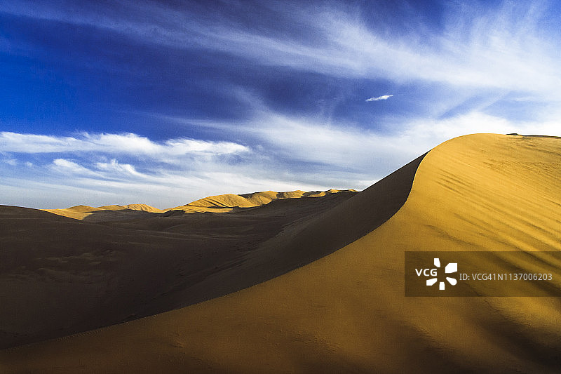 敦煌，戈壁沙漠中的歌唱沙丘图片素材