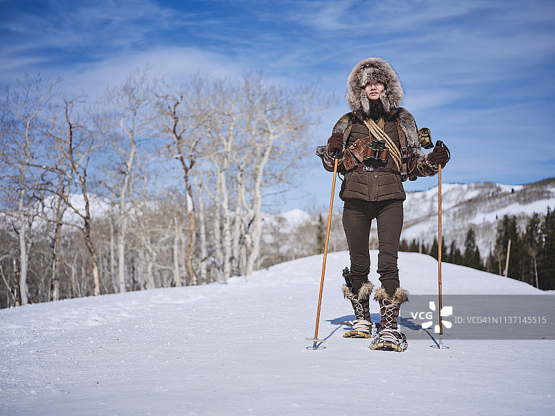 女人冬天穿雪鞋的探险家图片素材