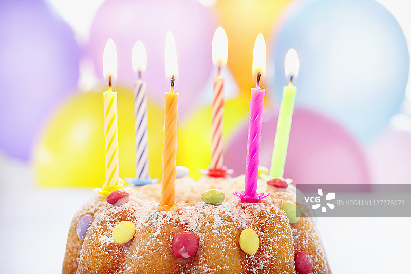 有蜡烛和气球的生日蛋糕图片素材