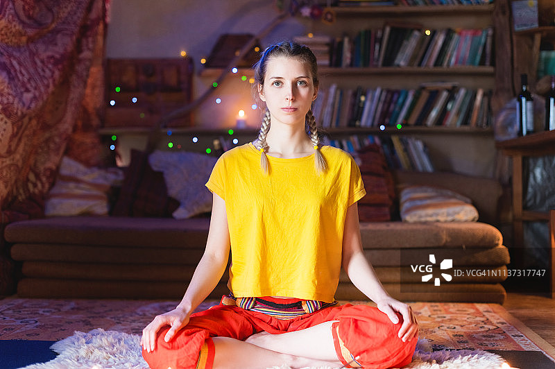 女人的手在瑜伽莲花姿势冥想在一个蜡烛的手工室的特写图片素材